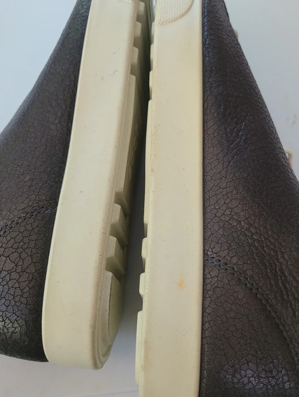 Ecco 10 Women's Black Textured Leather Sneakers with Cream Laces
